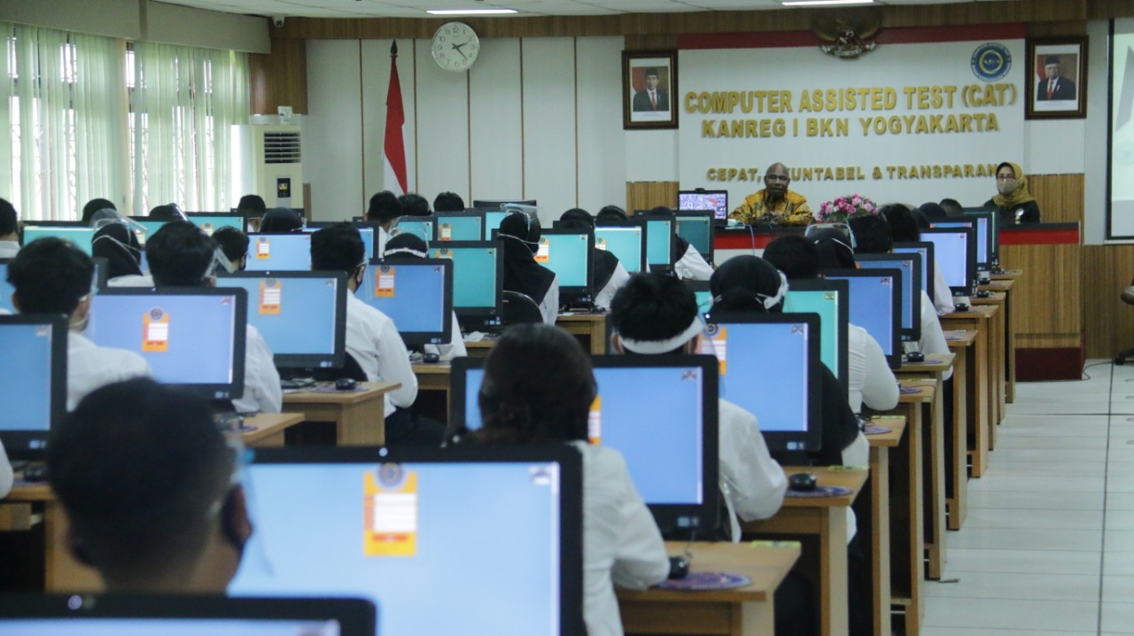 Para peserta CPNS sedang besiap di depan komputer untuk melakukan tes.