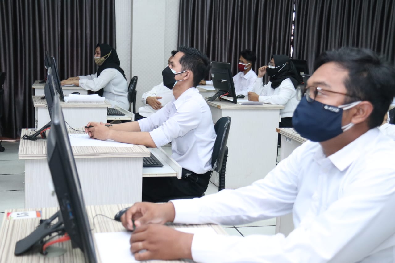 Peserta CPNS sedang berada di depan komputer untuk melakukan salah satu tahapan seleksi.