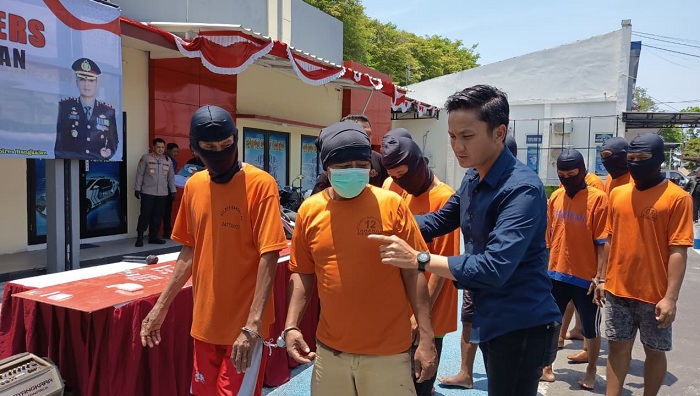 TERLIBAT PIDANA: Belasan penyalah guna narkotika digiring di Mapolres Bangkalan Selasa (16/9). (ZEINAL ABIDIN/JPRM)