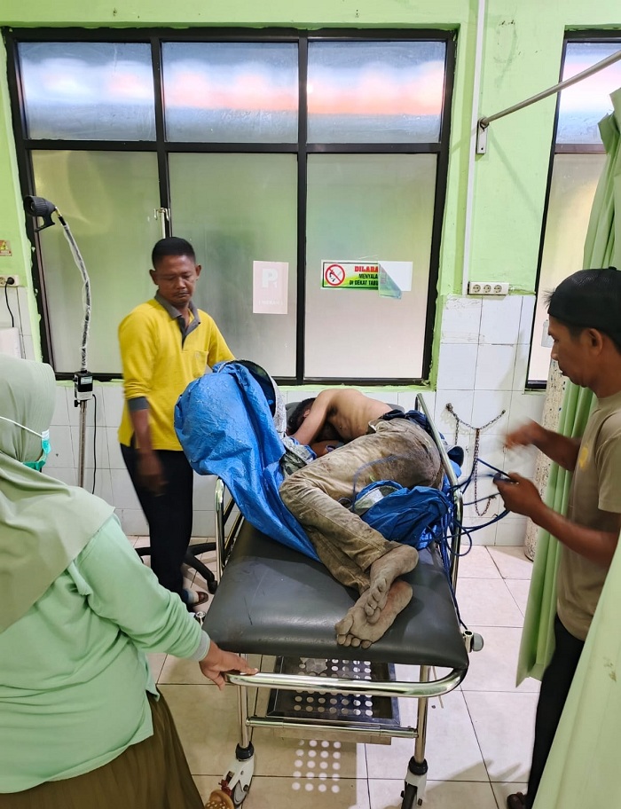 KORBAN PENGANIAYAAN: Korban Habibi, warga Pujon, Kabupaten Malang, saat dirawat di Puskesmas Klampis, Senin (15/9). (POLRES BANGKALAN UNTUK JPRM)