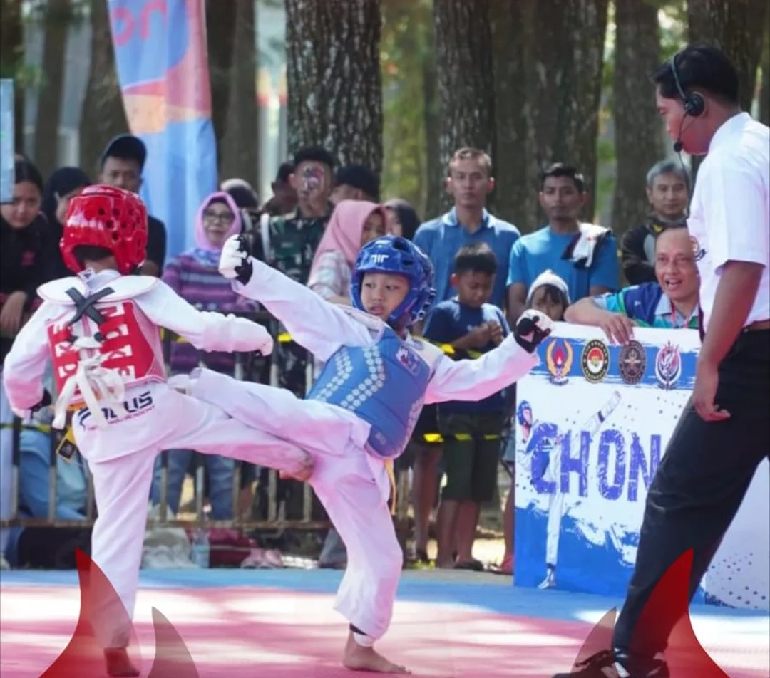 SPORTIVITAS: Atlet Taekwondo Bangkalan (biru) saat berlaga dalam Seroja Cup di Malang, Jawa Timur, pada April lalu.