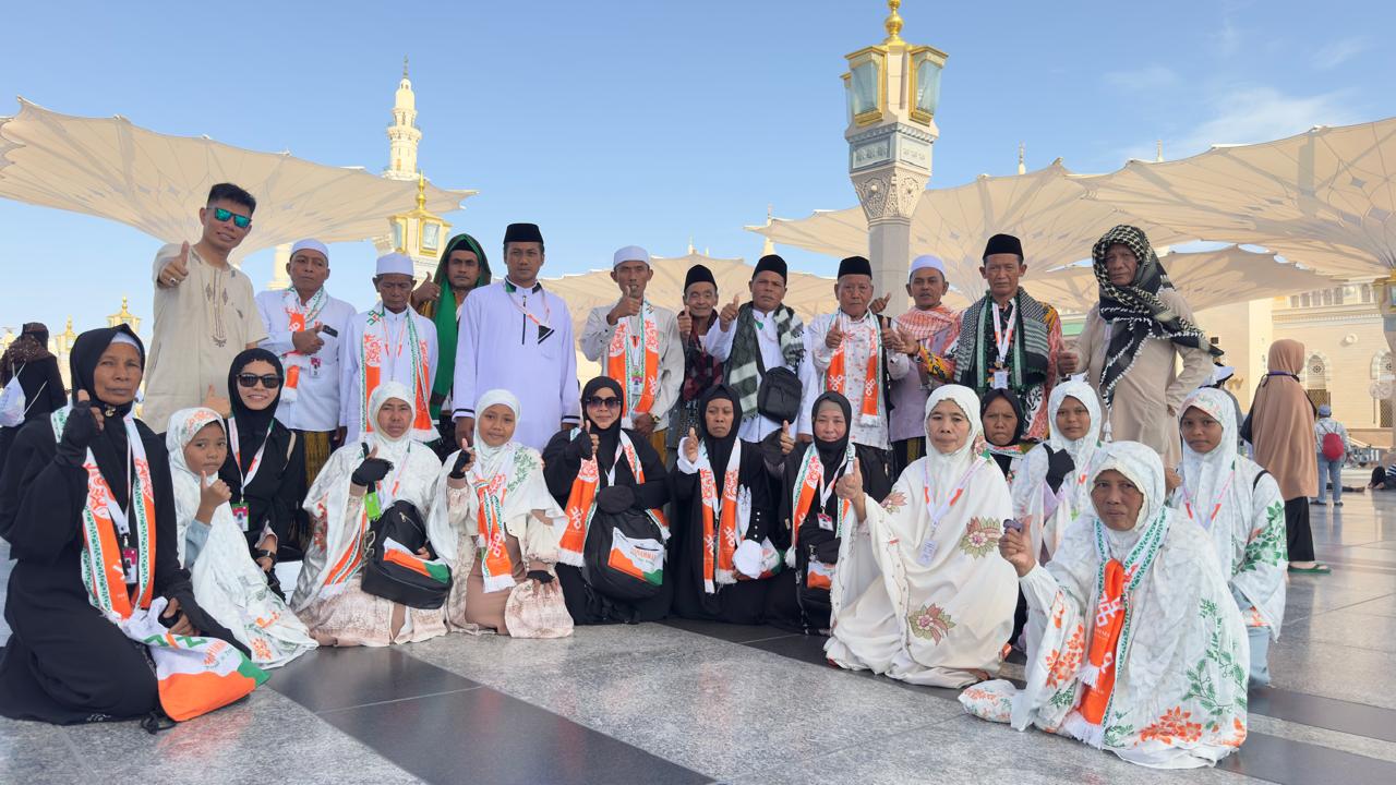 PUAS: Para jamaah umrah PT Mohammad Tour and Travel berfoto bersama di depan Masjid Nabawi, Kota Madinah, Sabtu (13/9).