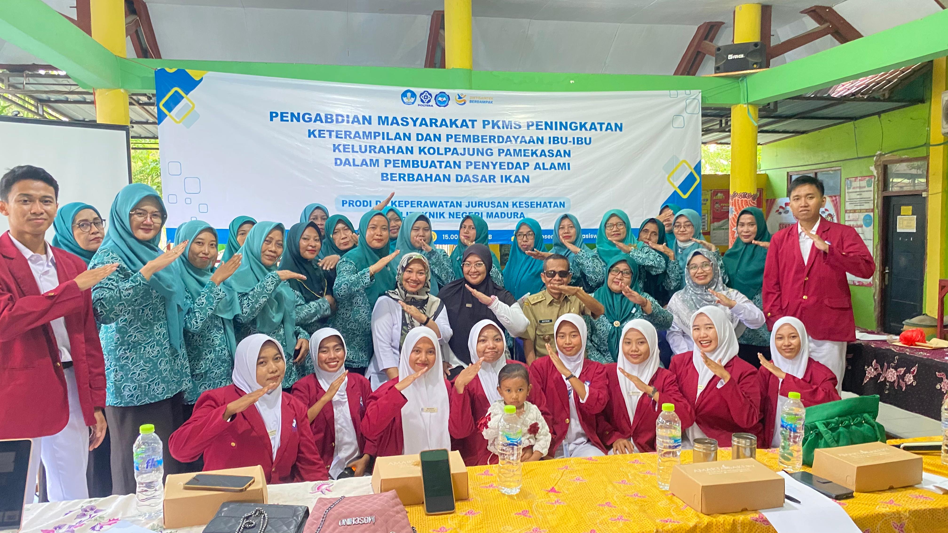 EDUKATIF: Tim PKMS Poltera bersama masyarakat dalam kegiatan pengabdian masyarakat di Kelurahan Kolpajung, Kecamatan Pamekasan, Senin (15/9).