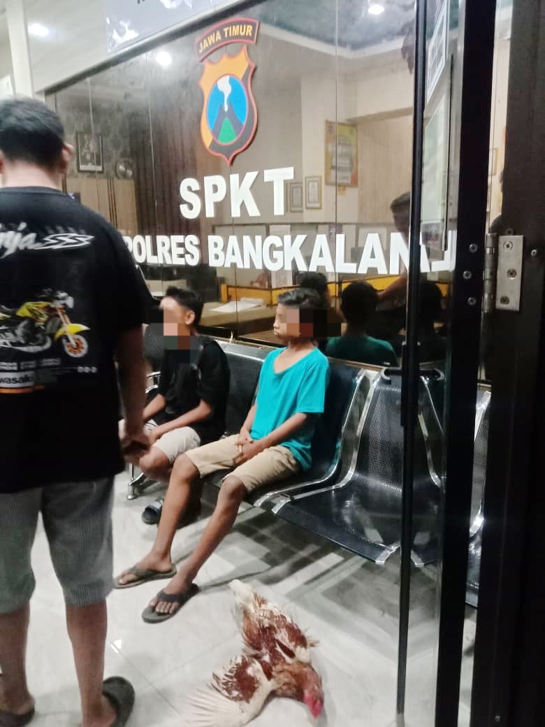 BERI PENJELASAN: Ketua RT 02, RW 01, Kampung Kembang, Kelurahan Mlajah, Kecamatan Kota Bangkalan, Ahmad Kuswandi Amin (kiri) bersama Hasib Marwan saat memberikan keterangan, Senin (15/9).