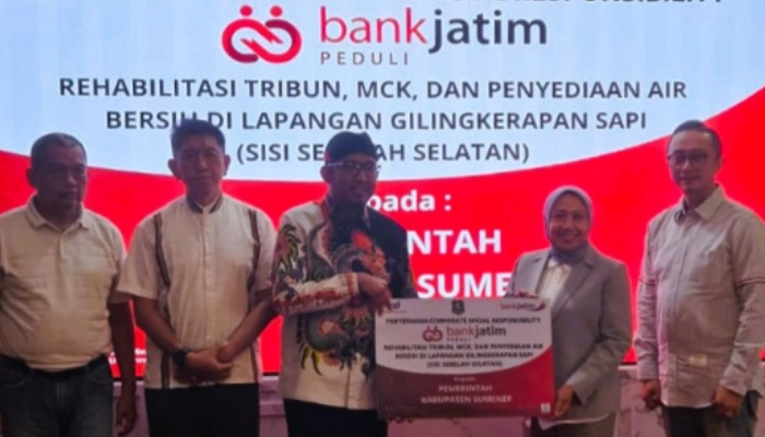 BERSINERGI: Direktur Kepatuhan Bank Jatim Umi Rodiyah (dua dari kanan) saat menyerahkan CSR kepada Bupati Sumenep Achmad Fauzi Wongsojudo (tiga dari kiri) saat menerima CSR dari Bank Jatim di Rumdis