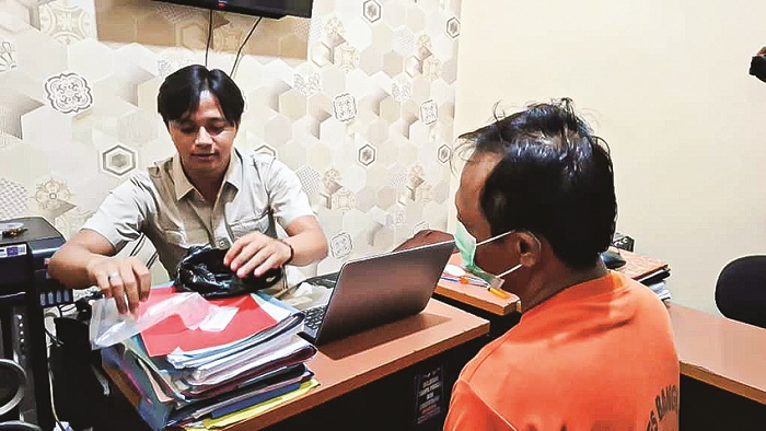 TAK BERKUTIK: Penyidik Satresnarkoba Polres Bangkalan saat menginterogasi Riyanto Selasa (16/9). (POLRES BANGKALAN UNTUK JPRM)