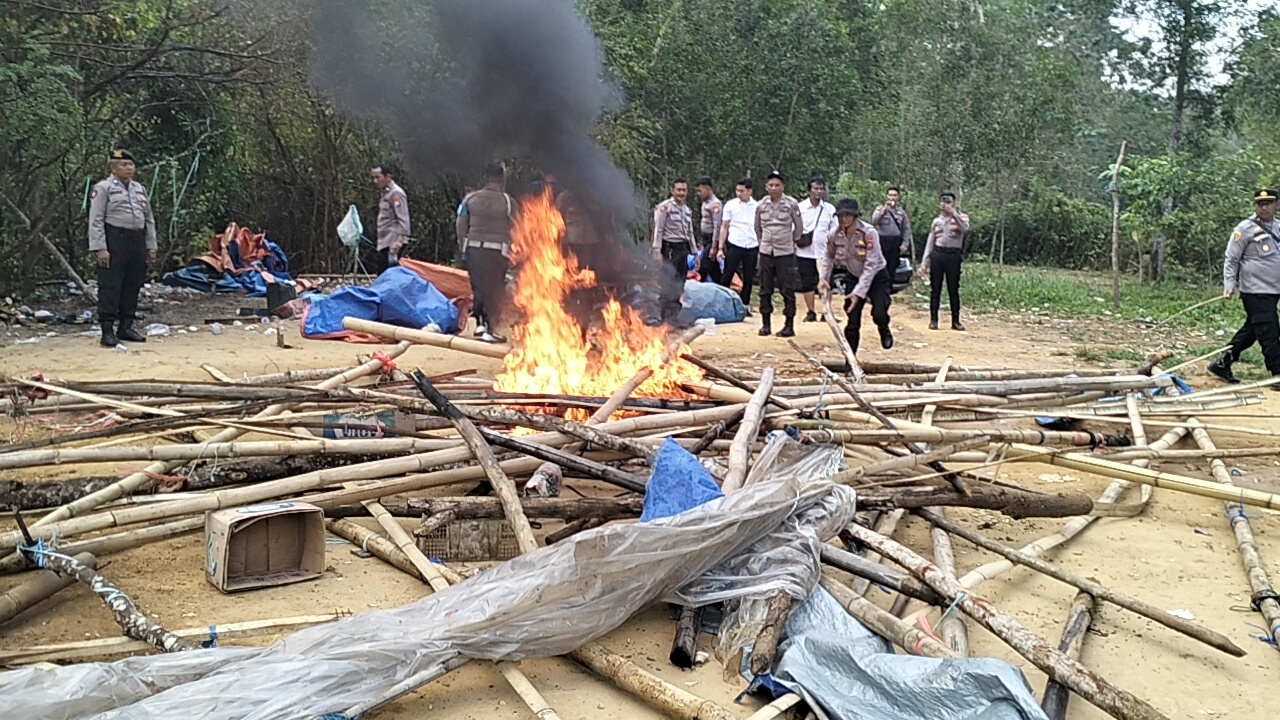 GAGAL: Anggota Polsek Kedungdung dan Polres Sampang melakukan penggerebekan judi sabung ayam di Desa Batuporo Barat, Kecamatan Kedungdung, Sampang, Senin (15/9).