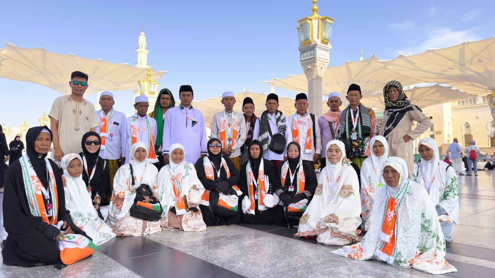 ANTUSIAS: Para jemaah umrah PT Mohammad Tour and Travel berfoto bersama di depan Masjid Nabawi, Kota Madinah, Sabtu (13/9).
