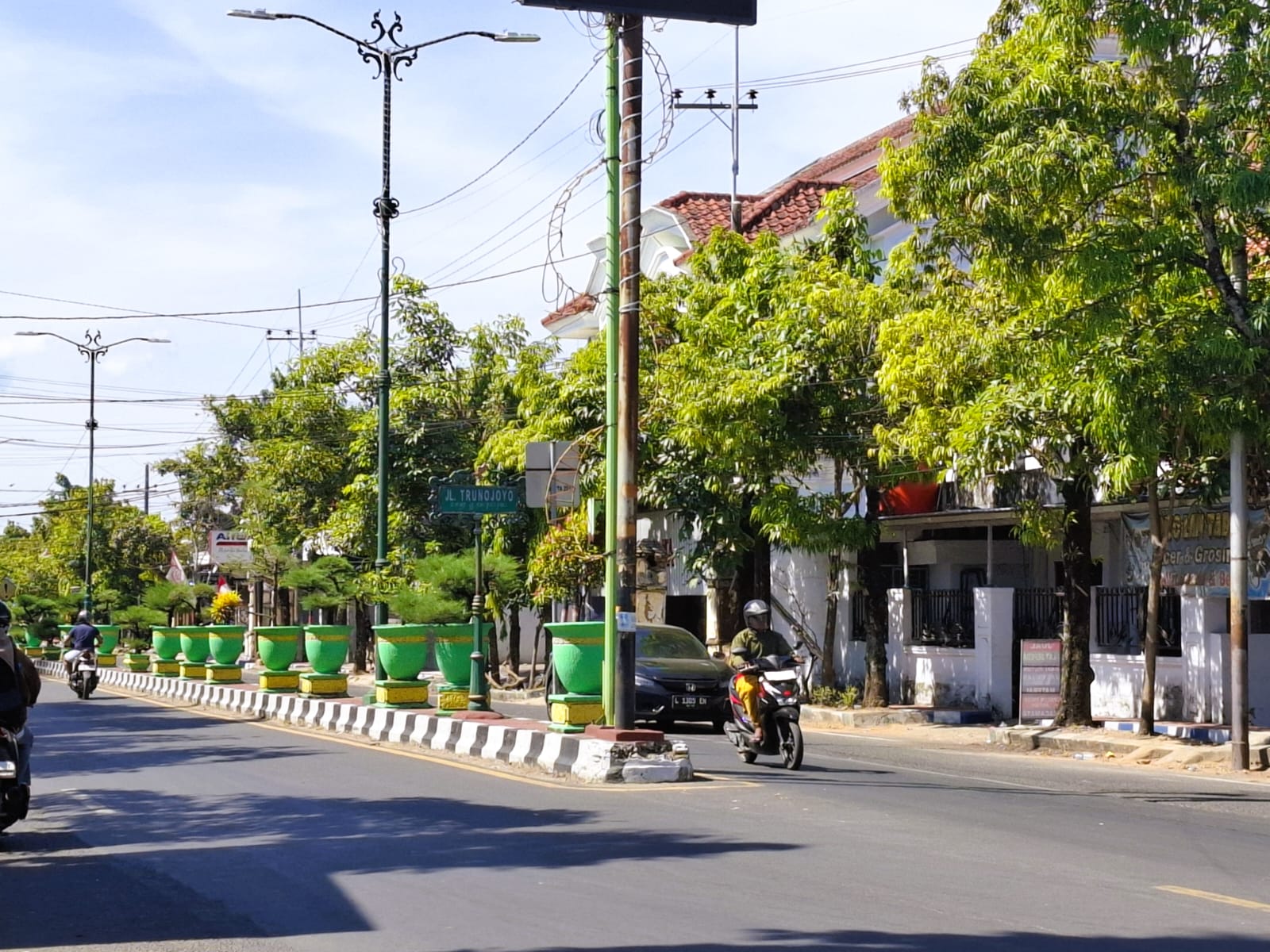 PENERANGAN: Sejumlah pengendara melintas di Jalan Trunojoyo, Kecamatan Kota Sumenep, Kamis  (16/09).