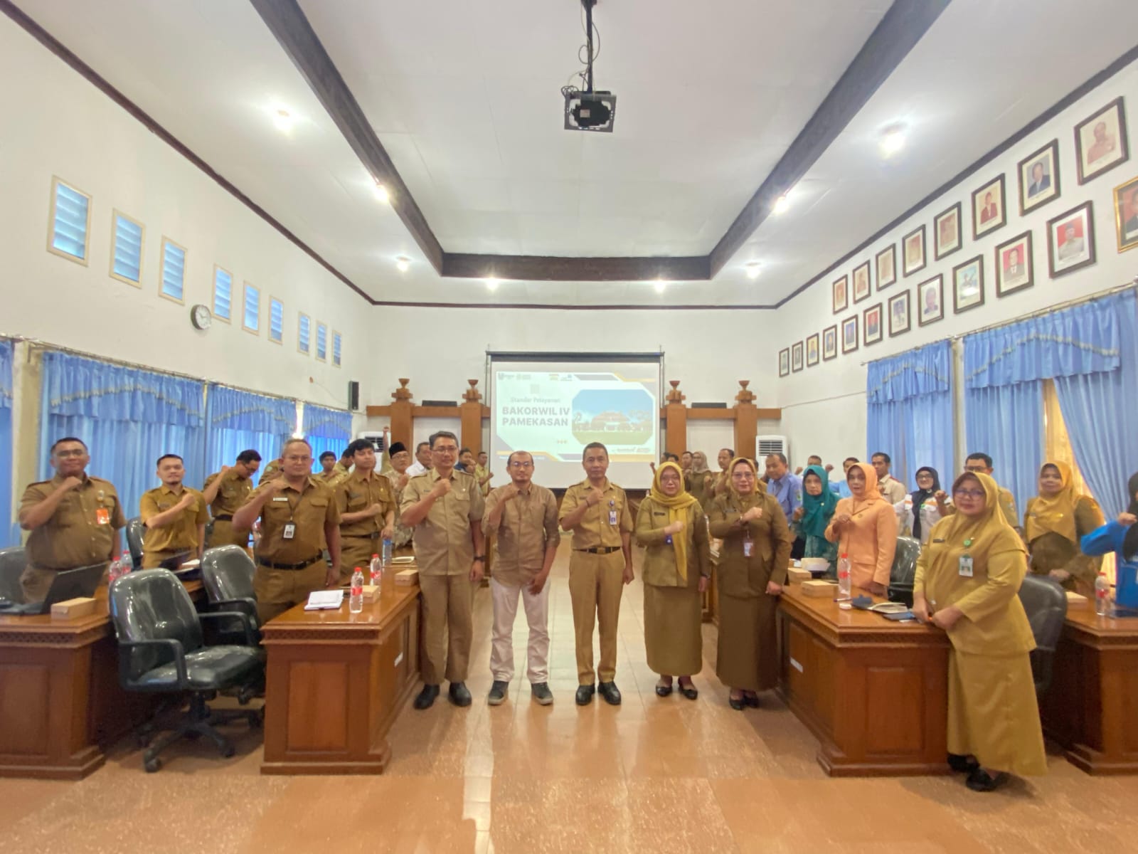 BERSINERGI: Sekretaris Bakorwil IV Pamekasan Muhyi (tengah) depan bersama narasumber dan peserta FKP berfoto bersama di Bakorwil IV Pamekasan, Selasa (16/09).