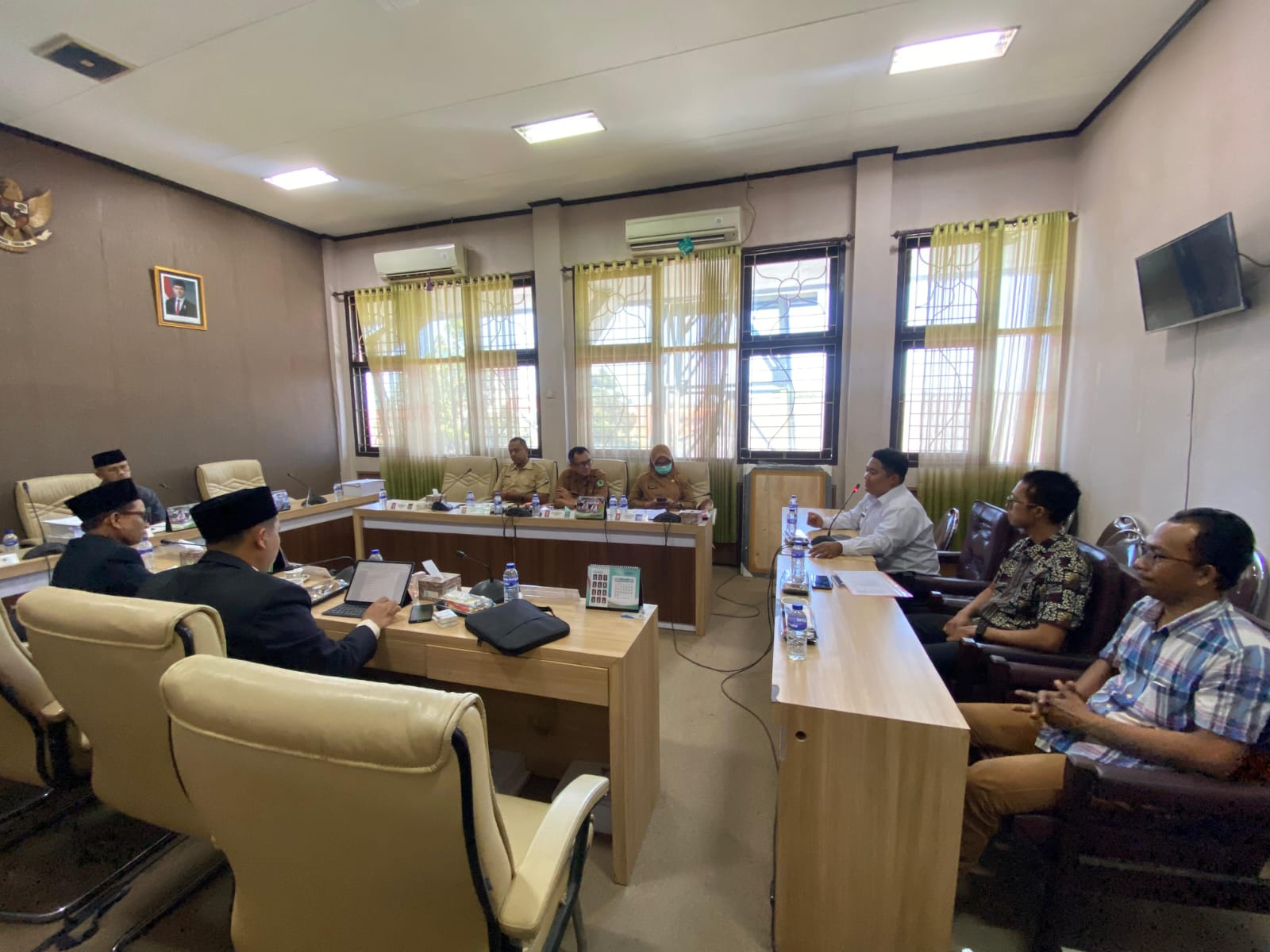 AUDIENSI: Dinkes Pamekasan saat menghadiri sebuah acara di ruang Komisi IV DPRD Pamekasan, Senin (15/9).
