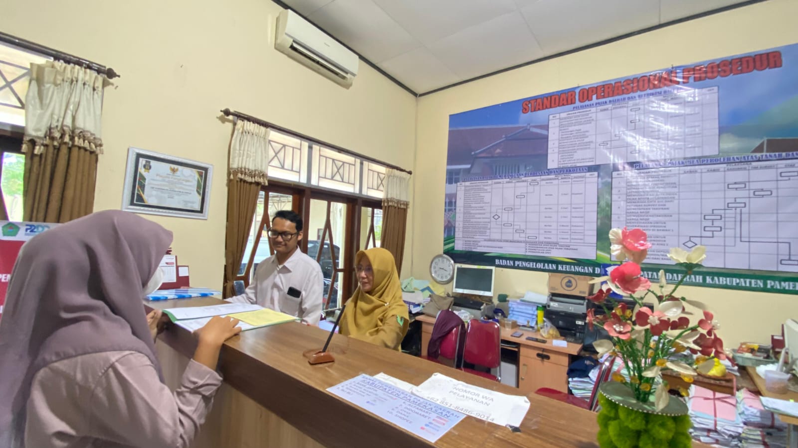 ABDI MASYARAKAT: Petugas saat melayani wajib pajak di kantor BPKPD Pamekasan, Selasa (16/09).