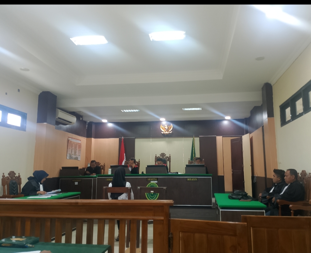 KOOPERATIF: Terdakwa Syamsiyah mengikuti sidang replik perkara dugaan penipuan dan jual beli tanah di PN Sampang, Selasa (16/9).