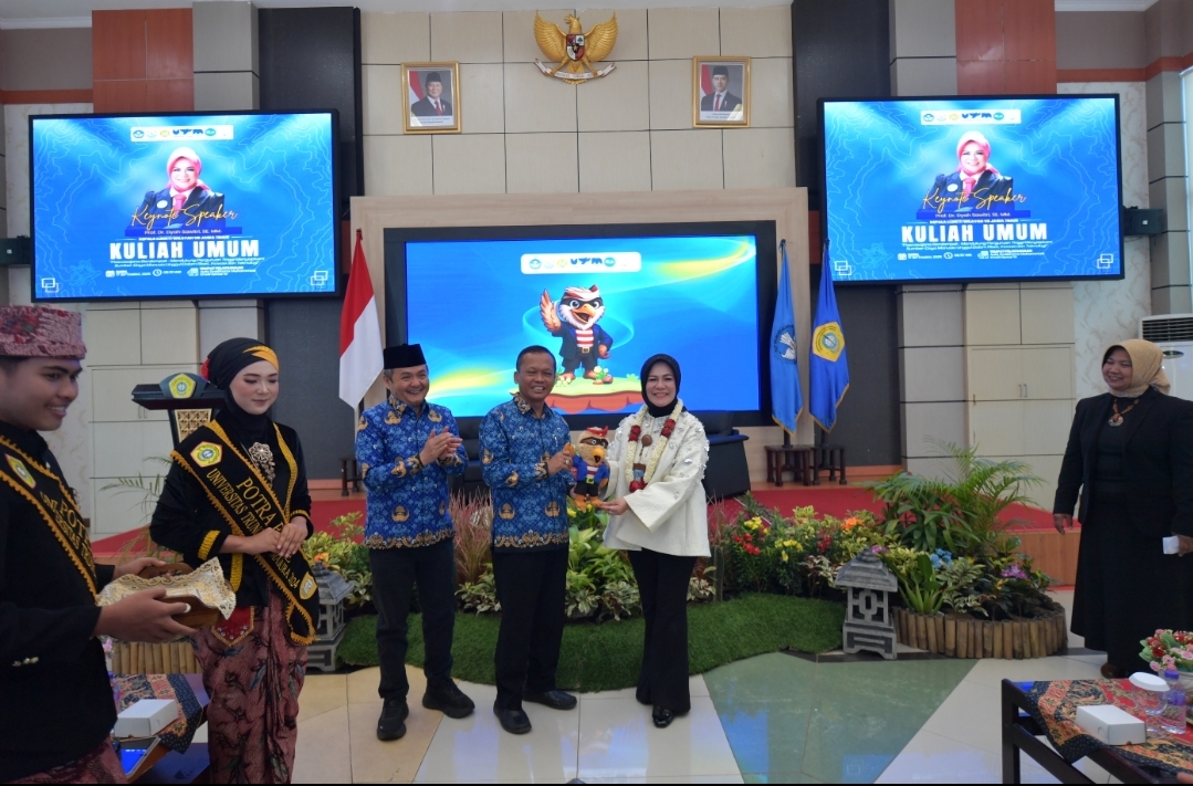 KANANG-KENANGAN: Rektor Universitas Trunojoyo Madura (UTM) Prof Dr Safi memberikan cenderamata kepada Kepala LLDikti Wilayah VII Prof Dr Dyah Sawitri di Aula Syaikhona Muhammad Kholil,
