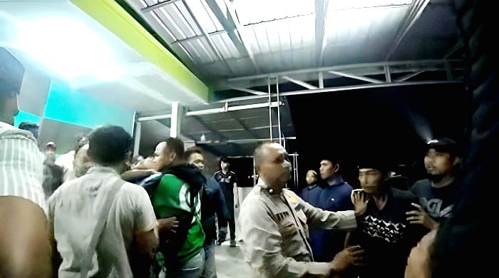 DRAMATIS: Anggota Satresnarkoba Polres Bangkalan saat lakukan penangkapan terduga pengguna narkoba di Desa Tanah Merah Dajah, Kecamatan Tanah Merah, Kamis (4/9). (POLRES BANGKALAN UNTUK JPRM)