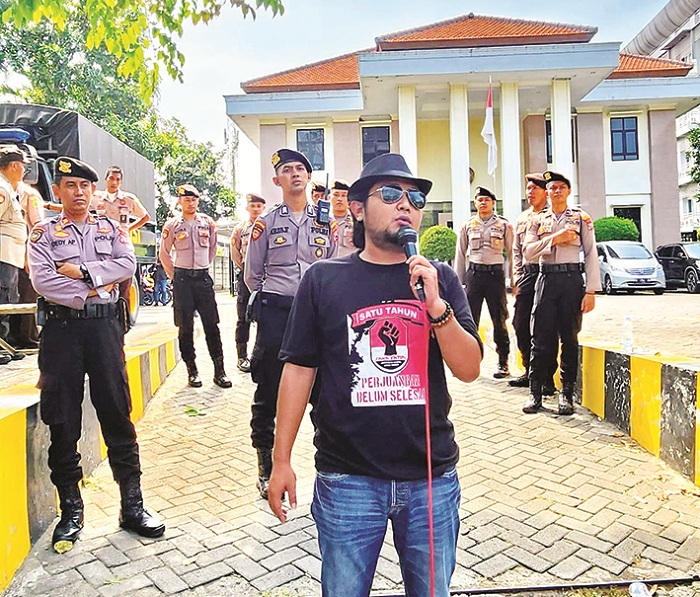 TEGAS: Koordinator Jaka Jatim Musfiq saat menyampaikan orasi di Pengadilan Negeri Surabaya beberapa waktu lalu. (MUSFIQ UNTUK JPRM)