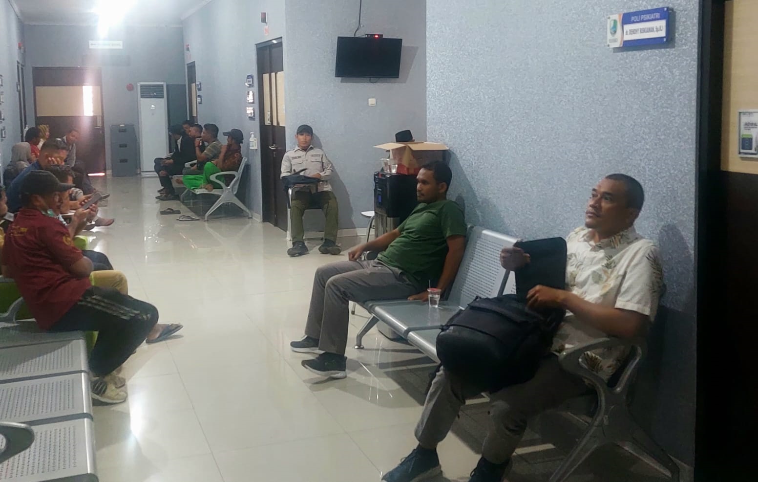 ANTRE: Sejumlah pemohon surat keterangan sehat menunggu di ruang MCU RSUD dr Mohammad Zyn Sampang, Selasa (16/9).