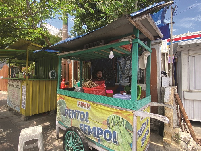 BERJUALAN: Pelaku IKM saat berjualan di jalan stadion, Kelurahan Lawangan Daya, Kamis (18/9). (AYU LATIFAH/JPRM)