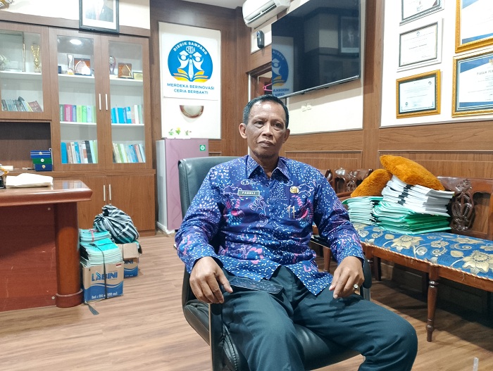 ABDI NEGARA: Kepala Dispendik Sampang Mohammad Fadeli saat ditemui di ruang kerjanya Kamis (18/9). (UBAIDILLAHIR RAIE/JPRM)