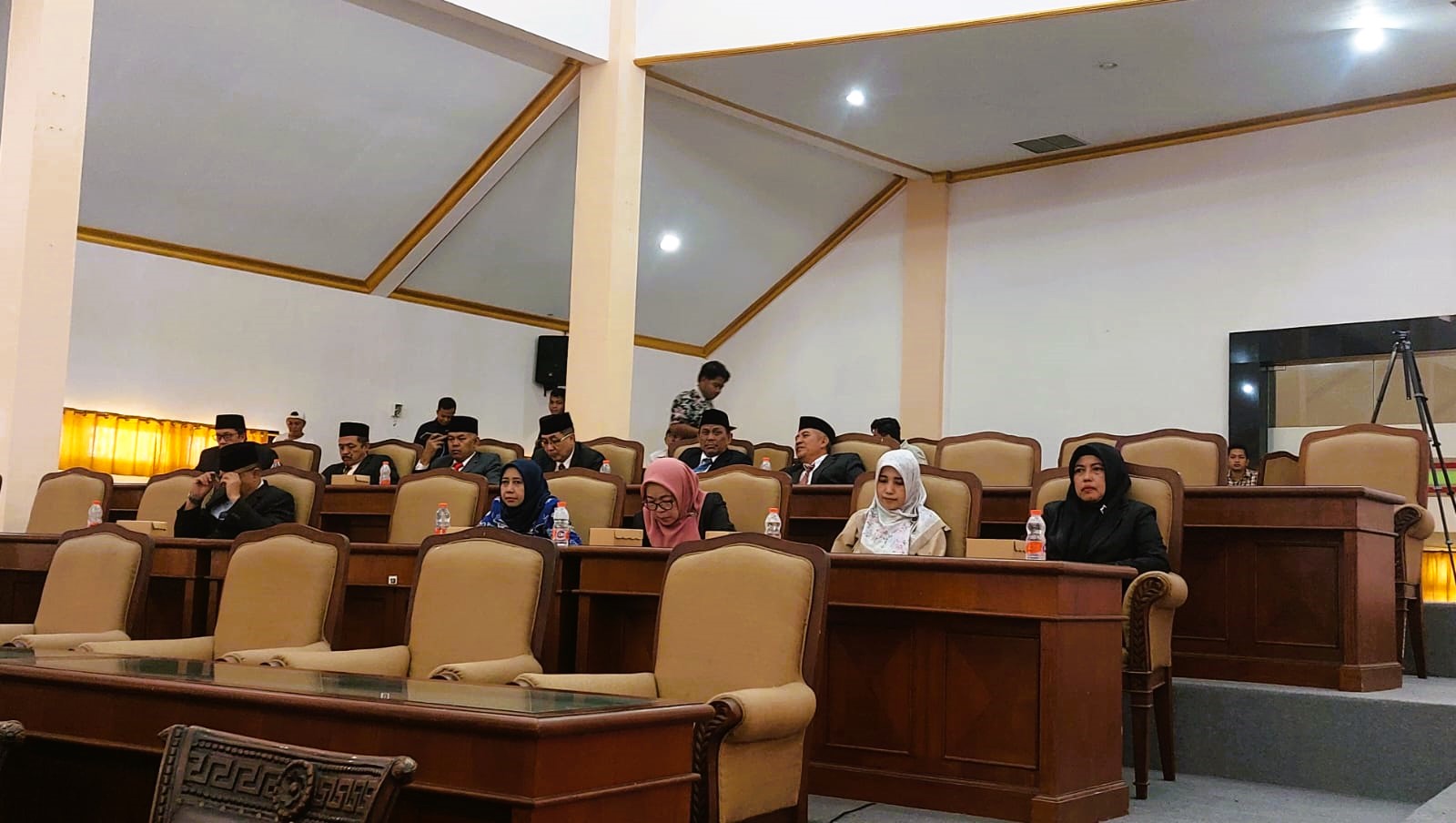 ABDI NEGARA: Sejumlah pegawai di lingkungan Pemkab Sampang mengikuti kegiatan paripurna di kantor DPRD Sampang Kamis (11/9).