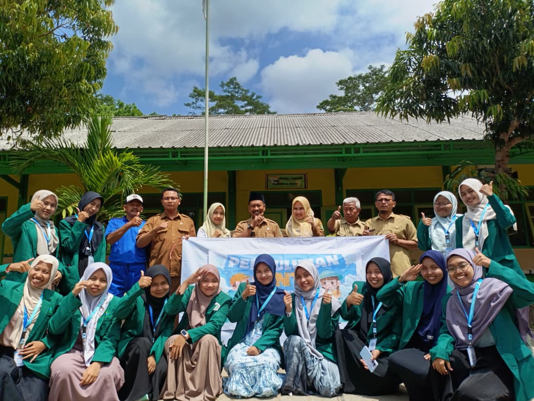 POSE BERSAMA: Mahasiswa UNIA Prenduan bersama guru di SDN Bandungan 2 usai penyuluhan antri bullying.
