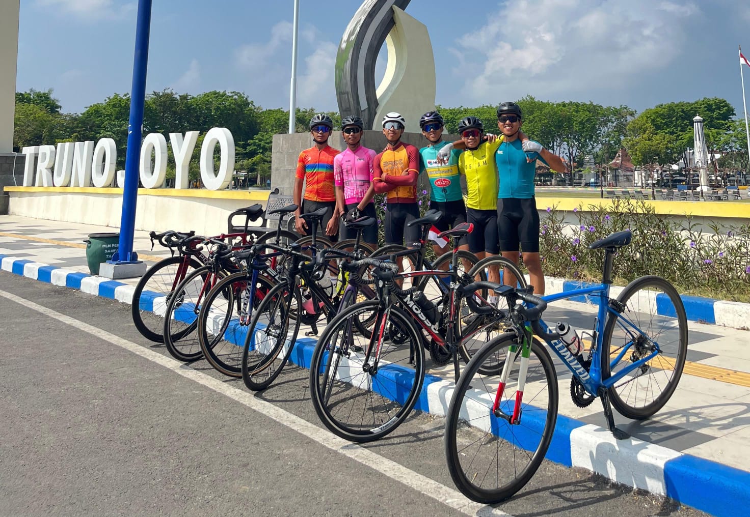 SEMANGAT: Atlet sepeda Bangkalan tengah melakukan latihan bersama di Sampang Minggu (31/8).