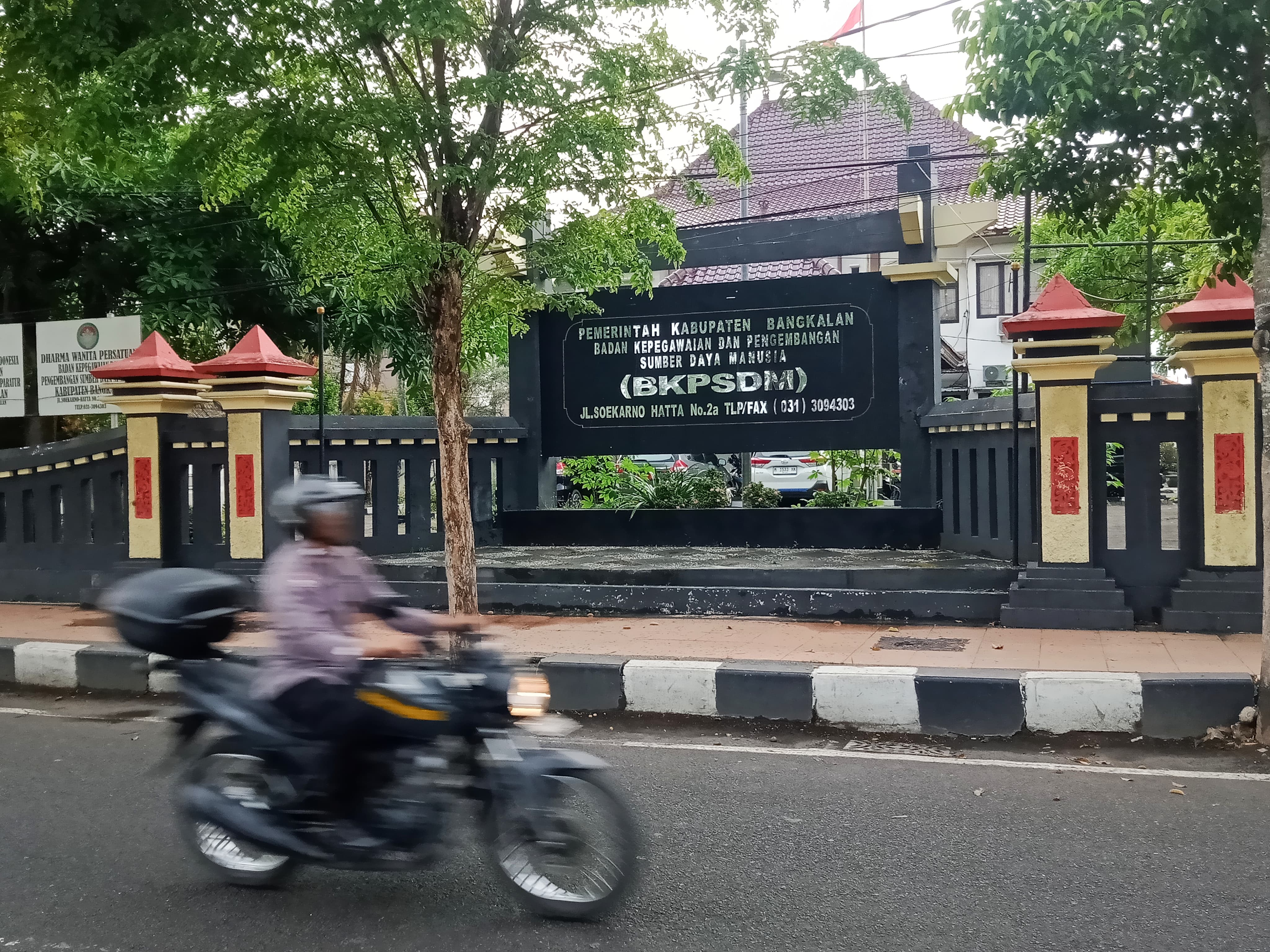 MELINTAS: Pengendara di depan kantor Badan Kepegawaian dan Pengembangan Sumberdaya Manusia (BKPSDM) Bangkalan, Kamis (18/9/2025).
