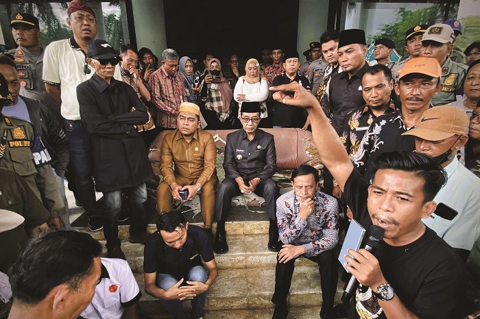 TEMUI PEDEMO: Bupati Pamekasan KH Kholilurrahman dan Ketua DPRD Pamekasan Ali Masykur duduk di atas sofa saat menemui pedemo di kantor bupati Kamis (18/9). (FAHMI JALIL/JPRM)
