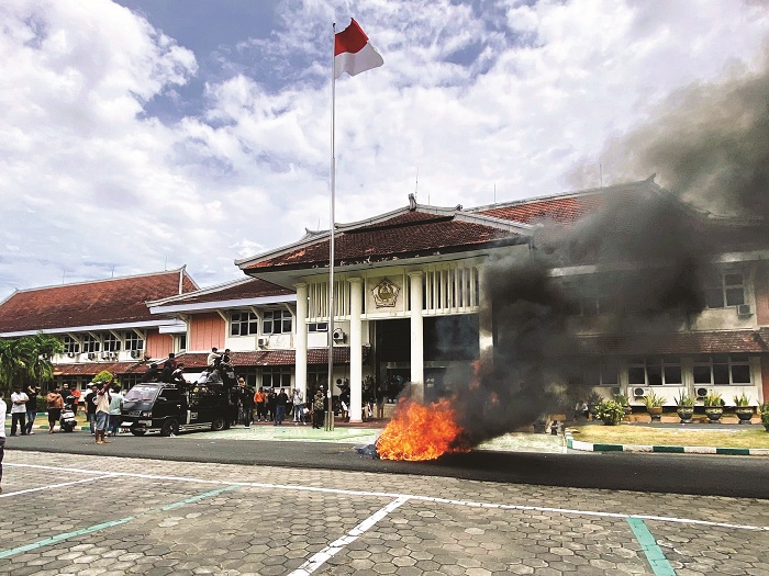 PANAS: Massa membakar sofa sebagai simbol kekecewaan di Kantor Bupati Pamekasan Kamis (18/9). (FAHMI JALIL/JPRM)