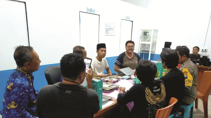TELUSURI: Anggota polisi, prajurit TNI, serta pihak terkait mendatangi dapur MBG yang terletak di Desa Pasanggar, Kecamatan Pegantenan, Pamekasan, Rabu (17/9). (POLSEK PEGANTENAN UNTUK JPRM)