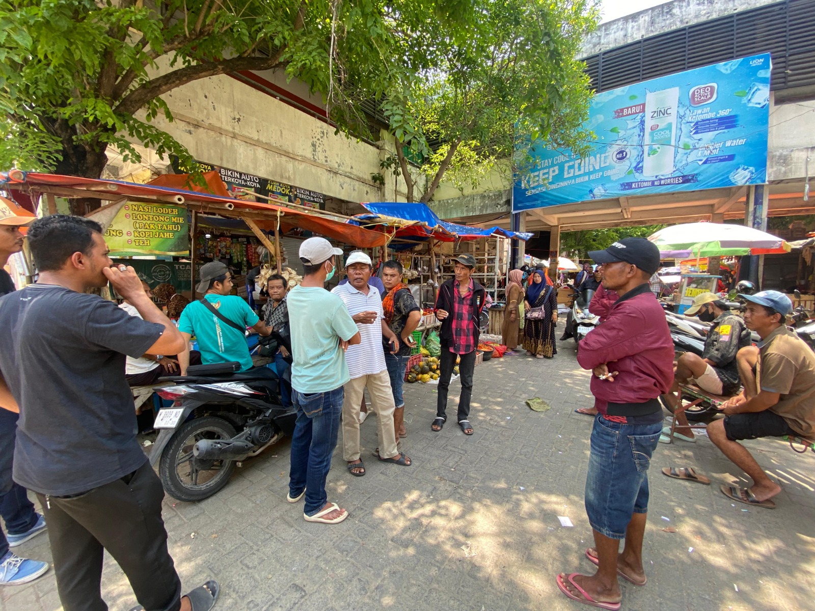 TUAI POLEMIK: Sejumlah warga berada di area parkir pintu masuk sisi tengah bagian barat dan Pasar Srimangunan, Sampang, Selasa (16/9).