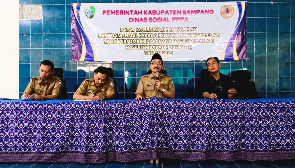 MELAYANI: Kepala Dinsos PPPA Sampang Edi Subinto (pakai peci) menyampaikan arahan dalam rapat koordinasi penyaluran bantuan disabilitas di kantornya Selasa (5/8).