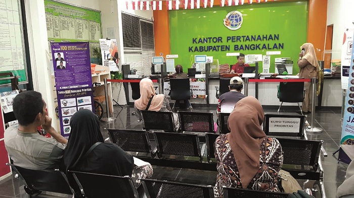TUNGGU GILIRAN:&nbsp; Warga mengakses layanan di Kantor BPN Bangkalan, Kamis (18/9). (M. KHOLIL RAMLI/JPRM)
