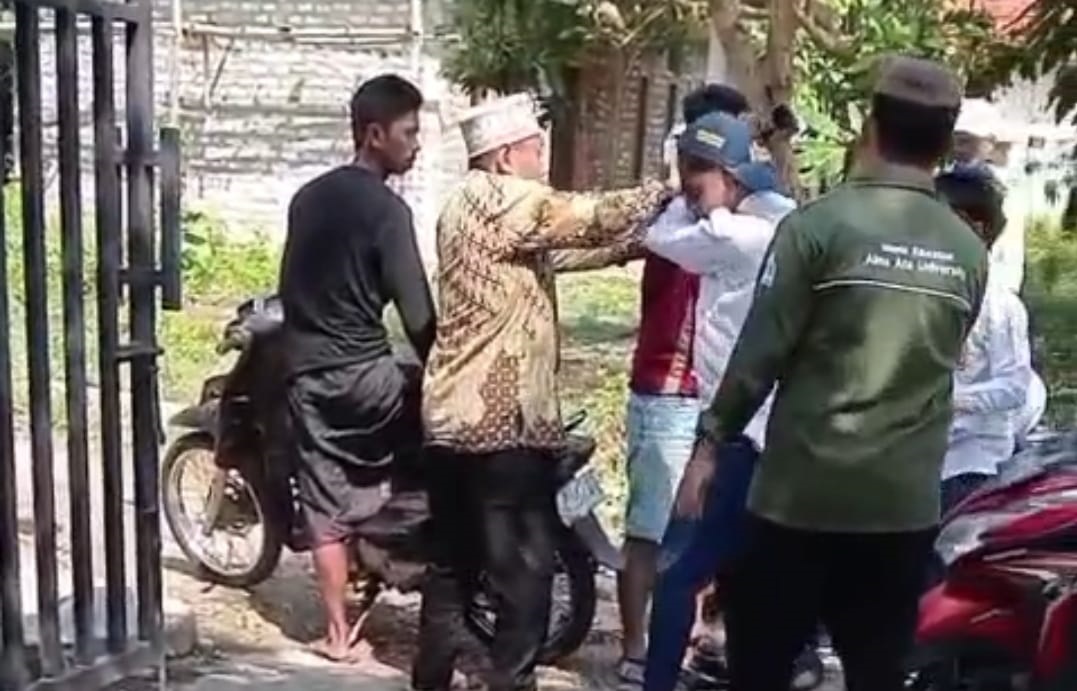 TAK PATUT DITIRU: Beberapa orang melakukan aksi pengeroyokan terhadap AS di Desa Tenggun Dajah, Kecamatan Klampis, Senin (28/4).
