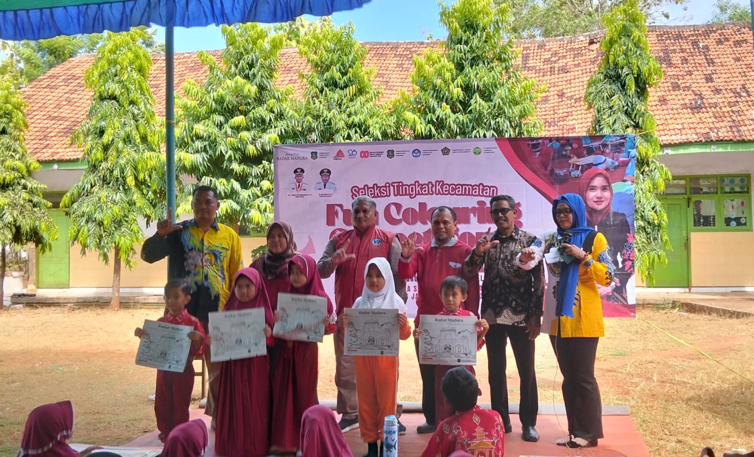 KOMPAK : Dari Kiri perwakilan dari Kepala Sekolah, Ketua Panitia FCC Jawa Pos Radar Madura Heriviya Yuvi, Pengawas SD Kecamatan Dungkek, Ketua K3S SD Dungkek H. Rusliyanto SPd, MM, dan Perwakilan Guru