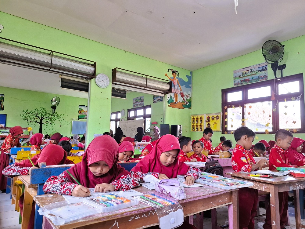 SEMRINGAH: Para peserta fun colouring competition fokus mewarnai di SDN Batuan 1, Kecamatan Batuan, Kamis, 18/09).