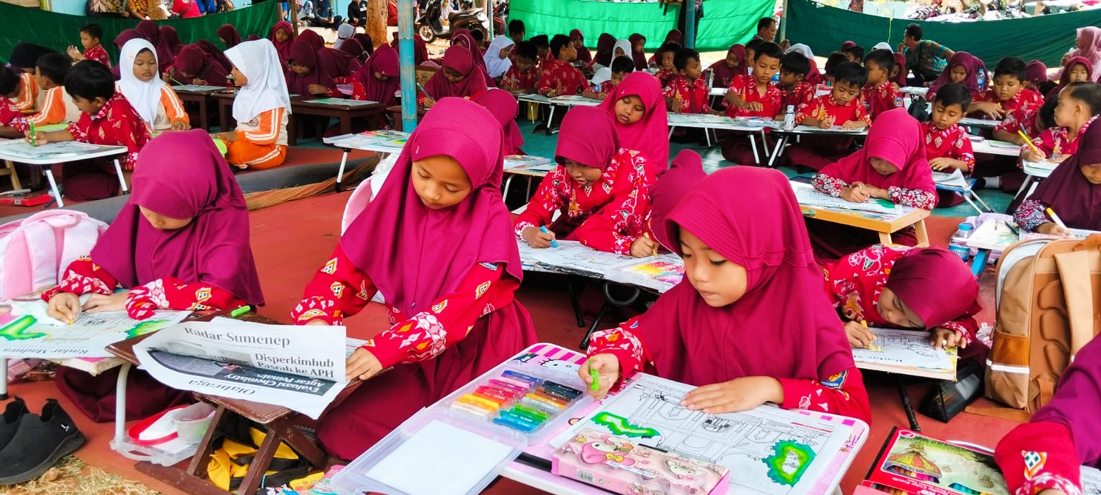 ANTUSIAS: Sejumlah siswa mengikuti lomba Fun Colouring Competition 5 tingkat SD/MI di SDN Bicabbi 1, Kecamatan Dungkek, Sumenep, Kamis (18/09).