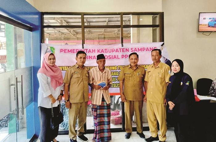 TURUN LANGSUNG: Kabid Pelayanan dan Rehabilitasi Sosial Dinsos PPPA Sampang Zainal Muttaqien bersama tim dan penerima bantuan disabilitas saat menghadiri pencairan bantuan di Sreseh Selasa (12/8).