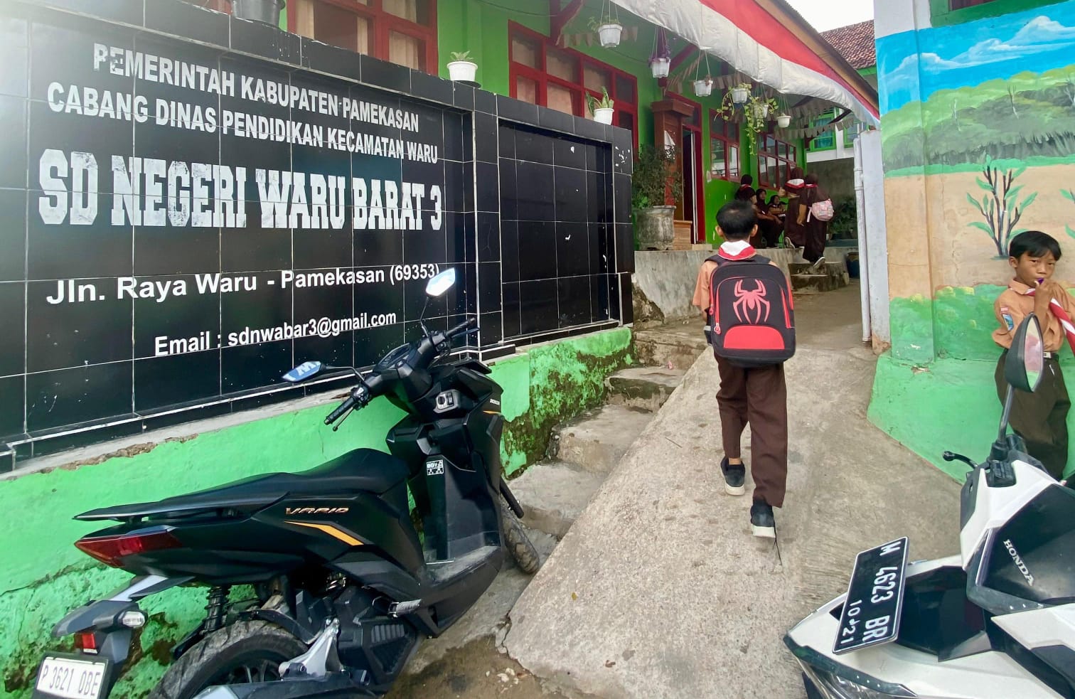 BAHAGIA: Siswa SDN Waru Barat 3 Pamekasan menuju ruang kelas, Jumat (19/09).