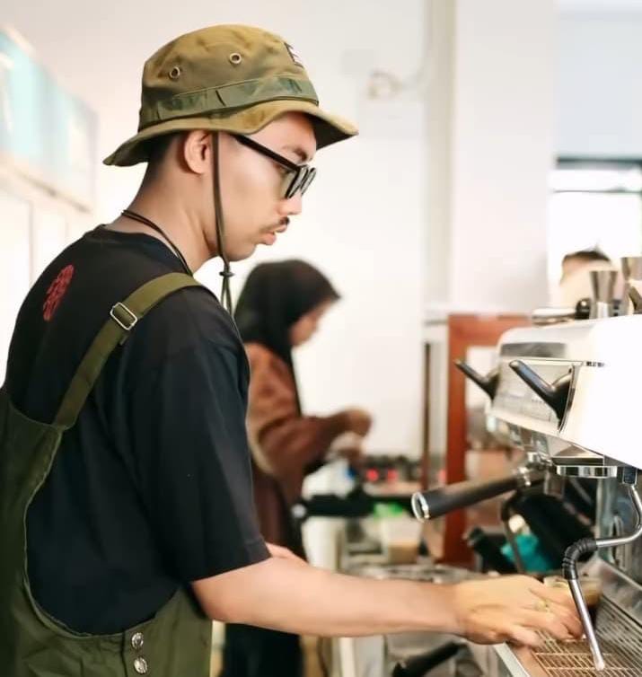 FOKUS: Barista sedang menyiapkan pesanan pelanggan di BREU Coffee Eatery & Roastery di Jalan dr. Wahidin No. 34, Lingkungan Dhalem, Pajagalan, Kecamatan Kota Sumenep.