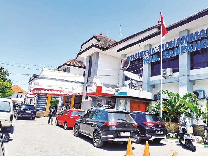 JADI SOROTAN: Pengunjung berada di halaman RSMZ Sampang, Jumat (19/9). (UBAIDILLAHIR RAIE/JPRM)