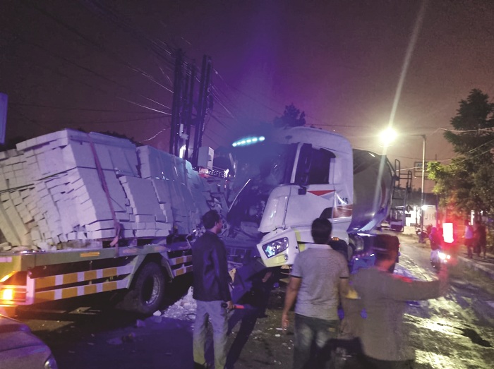 SITA PERHATIAN: Dua truk jumbo terlibat laka lantas di ruas Jalan Imam Bonjol, Kelurahan Dalpenang, Kecamatan Kota Sampang, Minggu (21/9). (HUMAS POLRES UNTUK JPRM)