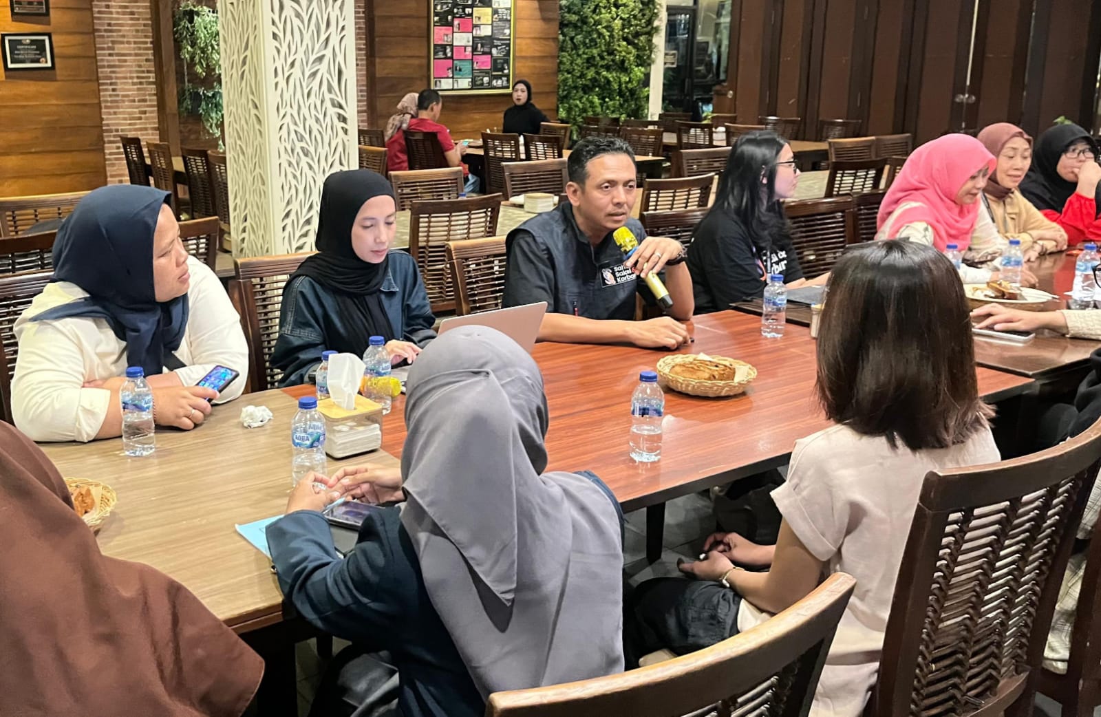 BERBAGI INFORMASI: Waka LPSK Wawan Fahrudin (pegang mik) berdiskusi dengan SSK Jatim di Surabaya, Sabtu (20/9).