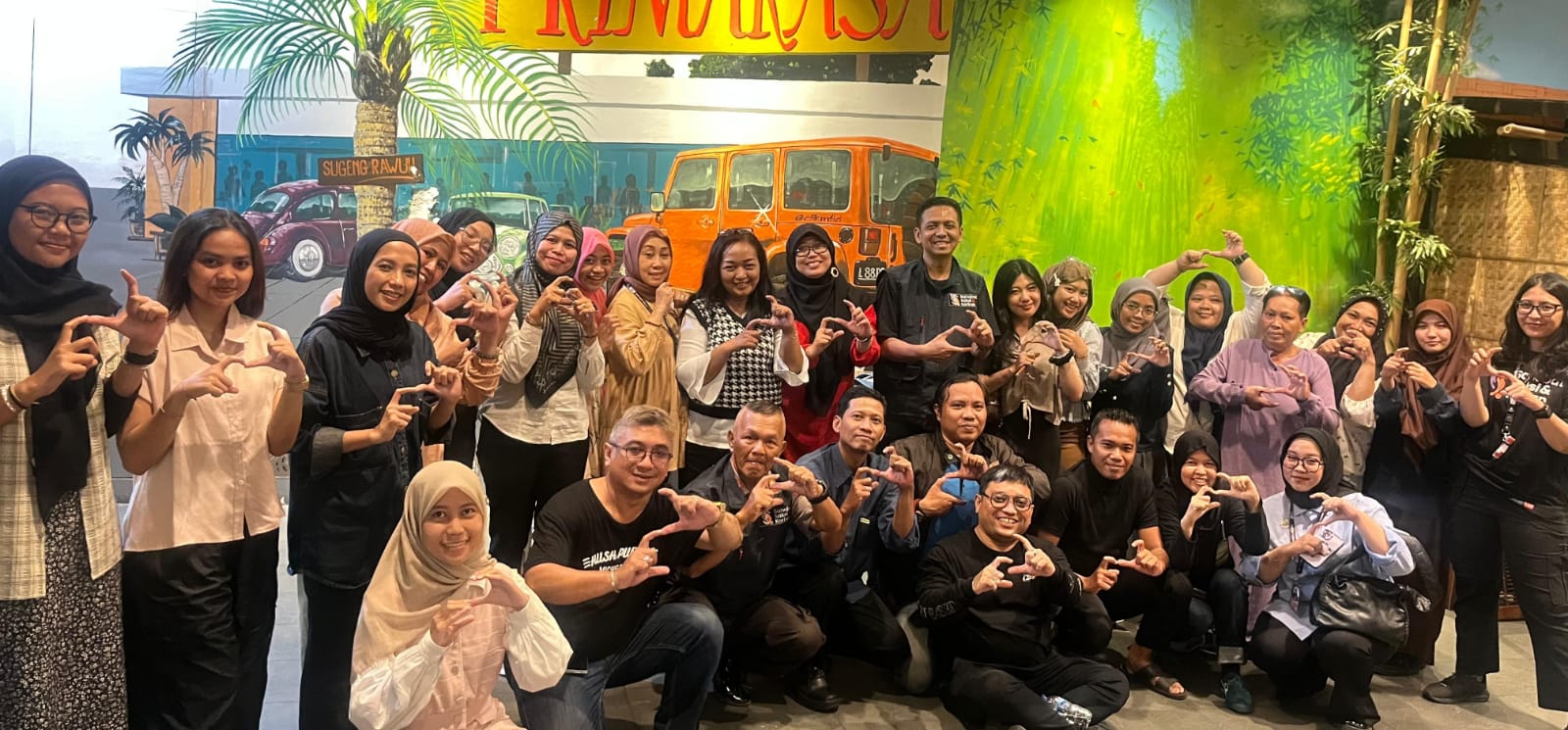 KOMPAK: Waka LPSK Wawan Fahrudin berfoto bersama SSK Jatim di Surabaya, Sabtu (20/9).
