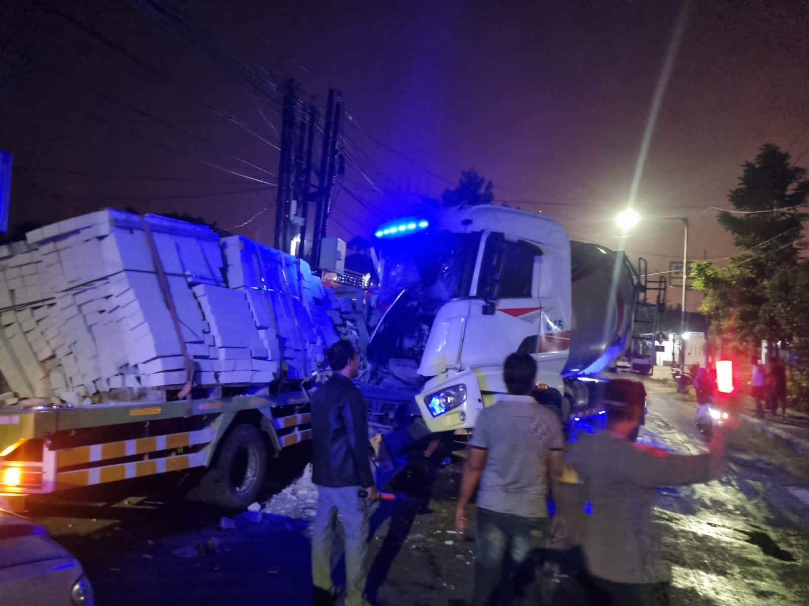RUSAK PARAH: Kondisi truk molen milik PT Alim Mix ringsek dibagian depan usai tabrak truk pembawa bata ringan di Jalan Imam Bonjol, Sampang, Minggu (21/9).