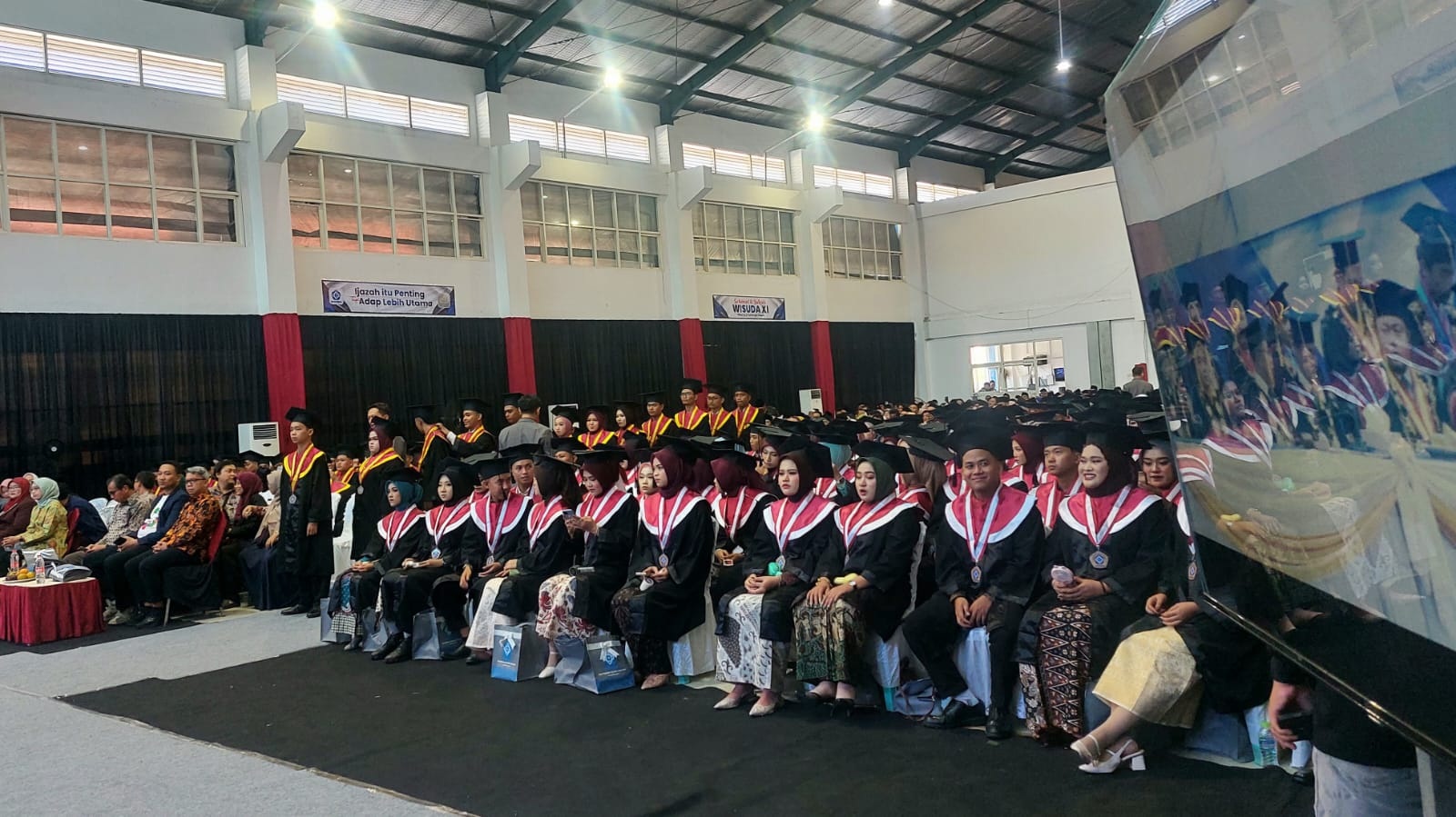 LULUSAN BARU: Para wisudawan dan wisudawati ketika mengikuti acara rapat pleno wisuda XI di kampusnya, Sabtu (20/9).