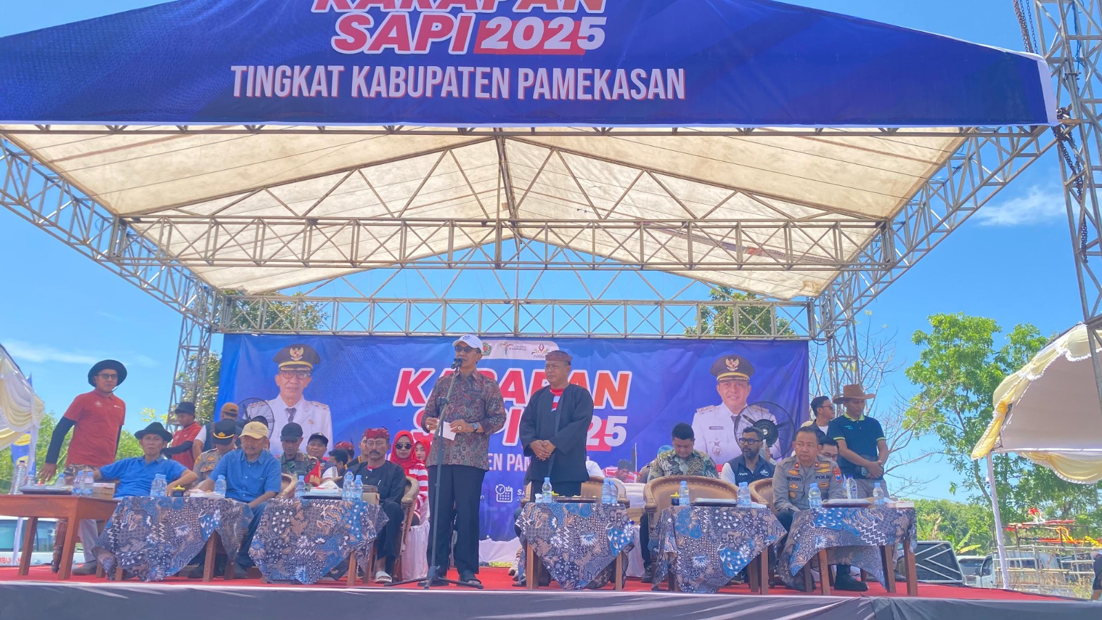 PELESTARIAN: Bupati Pamekasan Kholilurrahman dan Wakil Bupati Sukriyanto didampingi jajaran Forkopimda dan Kepala Disporapar Fathorrachman dilapangan Desa Murtajih, Pademawu, Pamekasan, Sabtu (20/9).