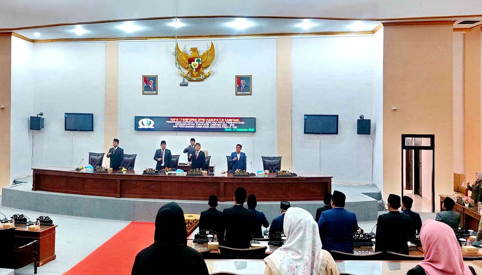 FORUM RESMI: Sejumlah pejabat dan anggota dewan tengah mengikuti sidang paripurna di kantor DPRD Sampang Kamis (11/9)