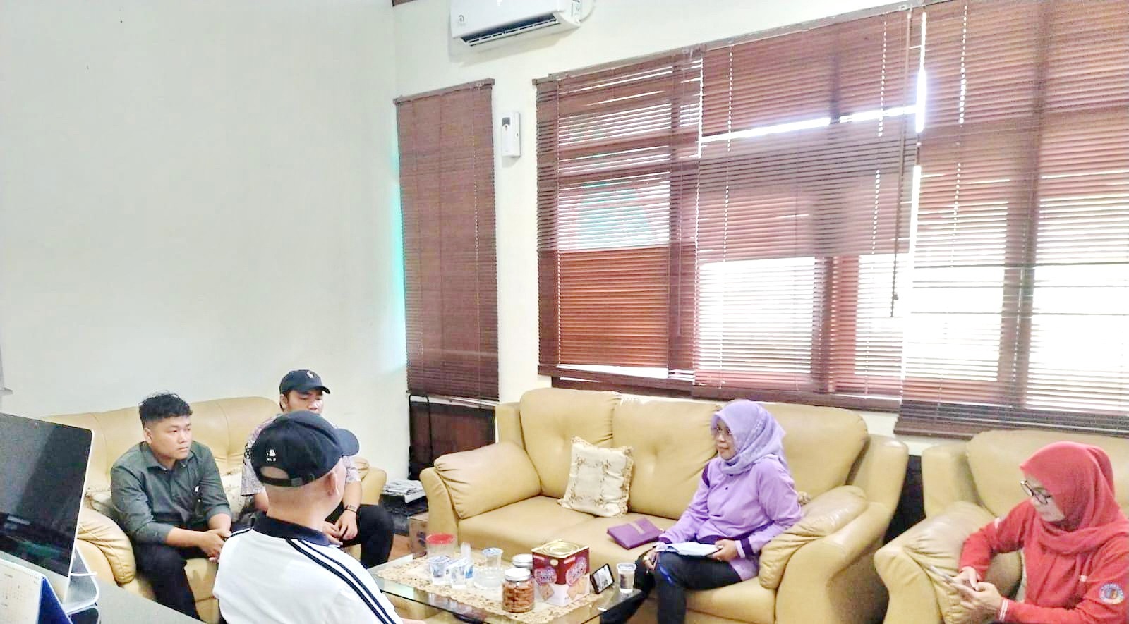 MINTA KETERANGAN: Satgas Pengawasan MBG Bangkalan saat memanggil pengelola SPPG Yayasan Sehat Luhur Mandiri Martajasah, Jumat (19/9).