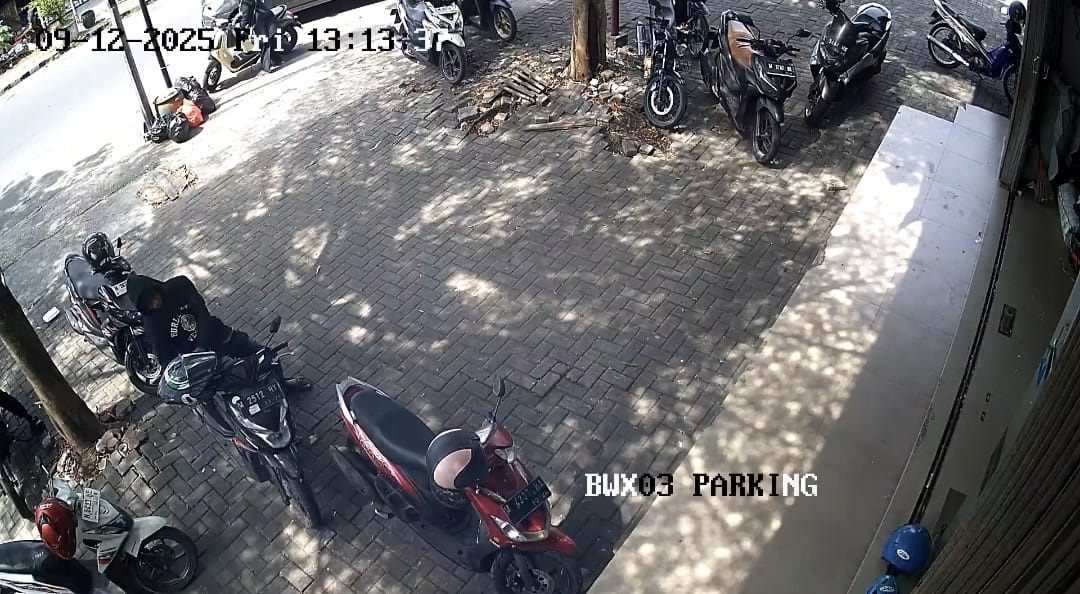 CURANMOR: Pelaku tindak pidana pencurian kendaraan bermotor (curanmor) di kantor JNT Express terekam kamera CCTV, Jumat (12/9).
